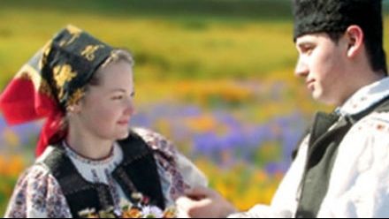 Tradiţii de DRAGOBETE. De ce se spălău, în trecut, fetele cu zăpadă pe păr