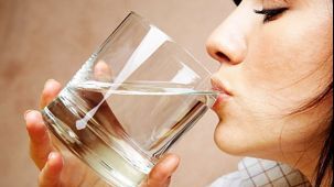 Este sanatos sa bei apa in timp ce mananci? Afla ce spun specialistii