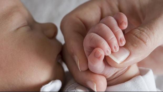 Bebeluş, omorât de birocraţie. Ministerul Sănătăţii a deschis o anchetă