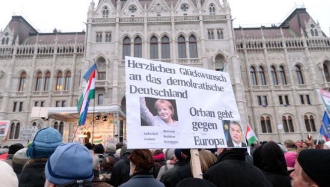 Mii de persoane au manifestat la Budapesta înaintea vizitei lui Merkel