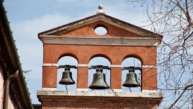 Preot amendat pentru că a bătut clopotul