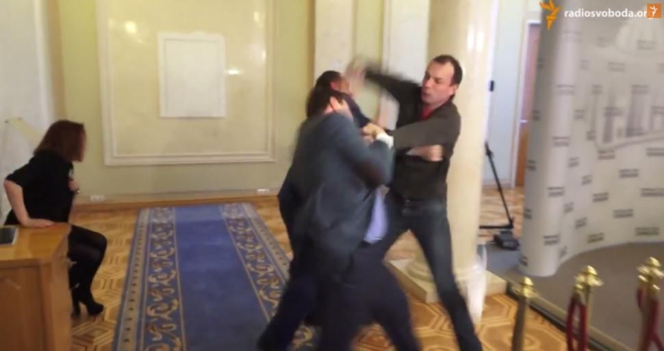 Bătaie ca-n filme în parlamentul ucrainean - VIDEO