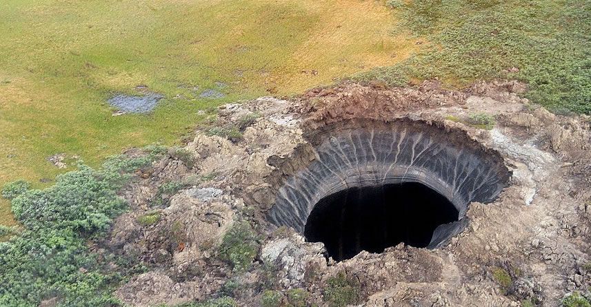 Noi CRATERE URIAŞE în Siberia. Au legătură cu SFÂRŞITUL LUMII? 