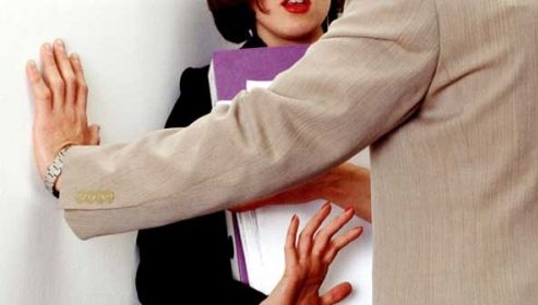 Profesor din Neamț, acuzat de hărțuire sexuală. Poliția a deschis un dosar penal după o conversație apărută în spațiul public