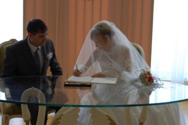 Fata de 20 de ani cu chip de bunicuţă s-a căsătorit. Povestea ei a uimit întreaga lume