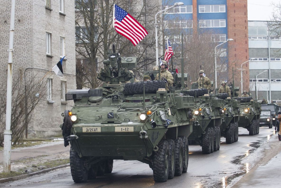 Tensiuni maxime. Blindatele SUA au ajuns la câteva sute de metri de graniţa Rusiei