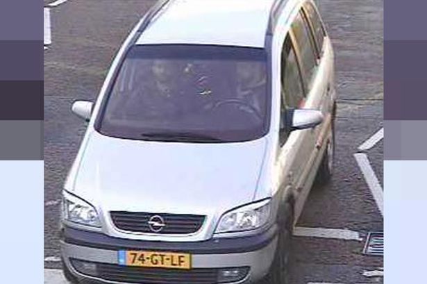 Doi români, căutaţi de Interpol: au ameninţat două eleve din Anglia cu decapitarea