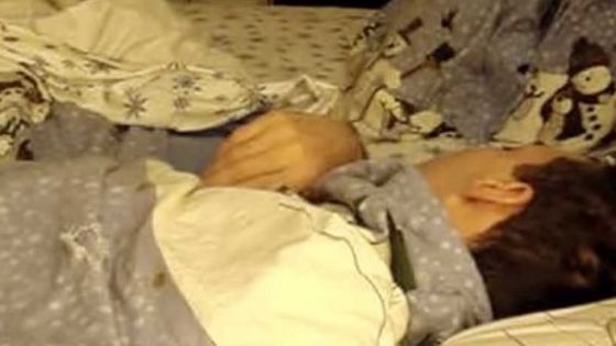 A instalat o cameră video în timp ce soţul ei dormea. Ce a surprins îţi va topi inima