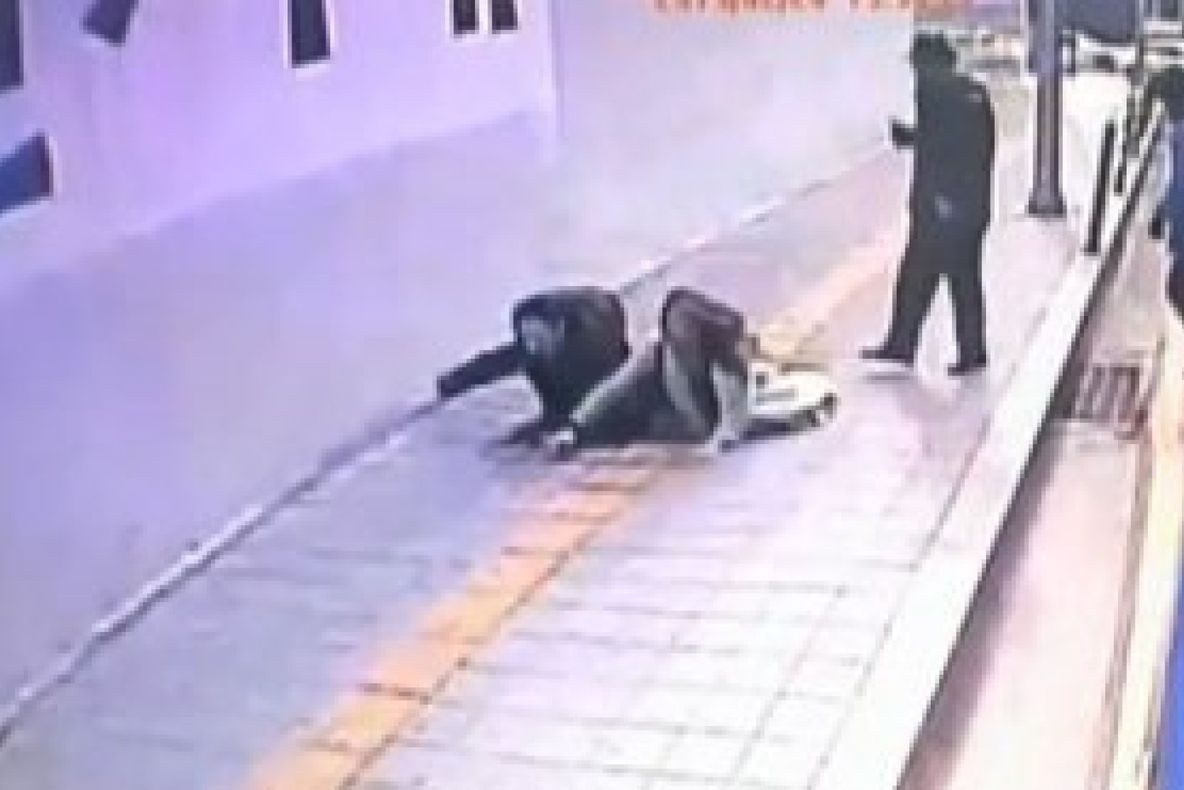 Şocul vieţii pentru o femeie şi un bărbat: i-a înghiţit asfaltul - VIDEO