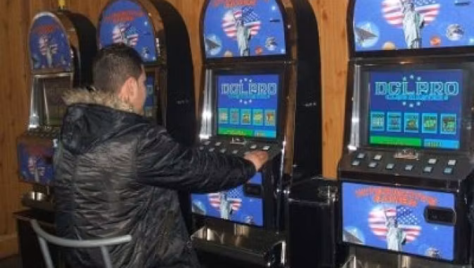 Taxe uriașe pentru păcănele în Târgu Jiu: primăria vrea să impună 1.000 de lei pe mp, în timp ce AUR cere interzicerea totală!