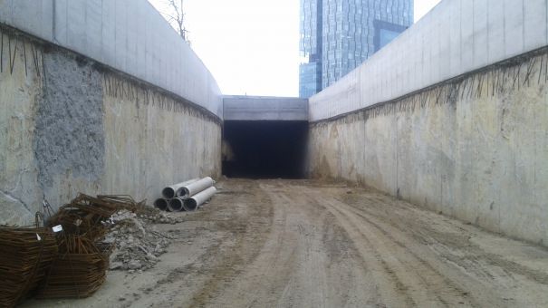 Pasajul de la Piaţa Presei Libere atârnă de un cablu. De ce nu poate fi inaugurat deocamdată