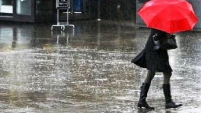 Ploaie torențială la Suceava - Centrul orașului și mai multe sedii de instituții, inundate