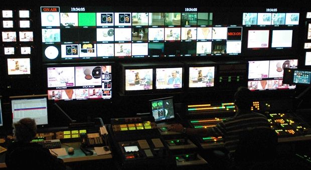 Crainicul unei televiziuni de ştiri, suspendat şase luni, fără salariu, pentru că a minţit