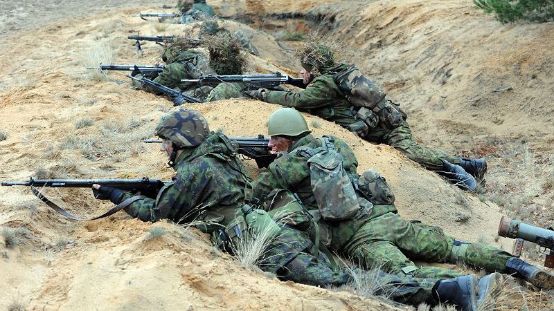 Efectul tensiunilor cu Rusia: un stat UE reintroduce serviciul militar obligatoriu