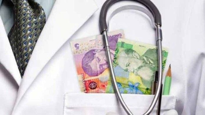 Şpaga la medic, interzisă. Pacienţii care dau bani vor fi acuzaţi de dare de mită