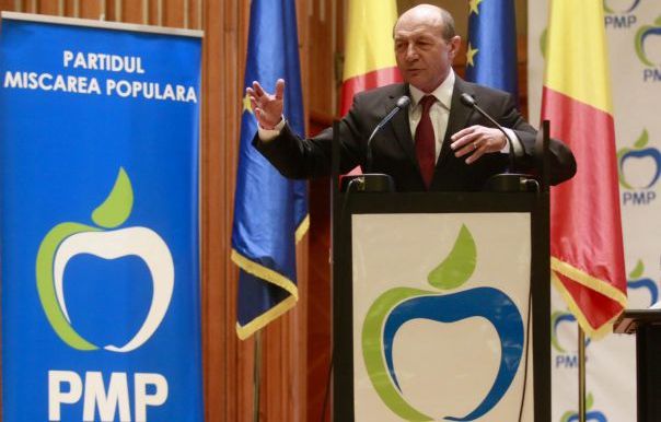 Traian Băsescu şi-a luat în primire biroul de la sediul PMP: E micuţ, curat, îmi place!