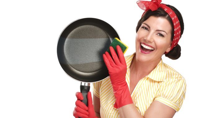 Cum se curăţă corect tigăile din teflon
