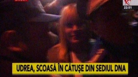 Momentul în care Elena Udrea a ieşit în cătuşe din sediul DNA
