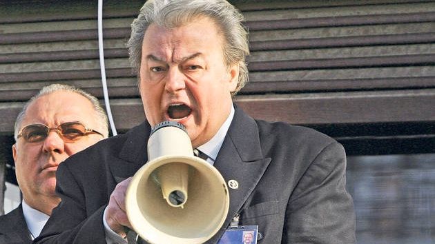 Corneliu Vadim Tudor a scos "România mare" la vânzare