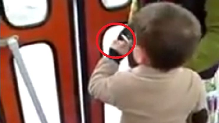 Filmare halucinantă, într-un tramvai din Cluj. Un copil de trei ani fumează, îndemnat de mama sa