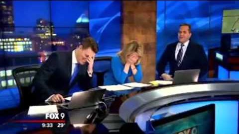 Un meteorolog a descoperit, în direct, că şi-a îmbrăcat sacoul cu tot cu umeraş 