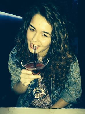 Cum s-a trezit o tânără după ce şi-a tatuat sprâncenele la salon: "Acum am patru"