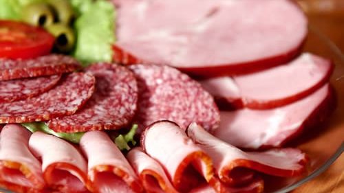 Otrava din farfurie. Ce conţin, de fapt, mezelurile: Carnea, înlocuită de apă, grasime şi aditivi