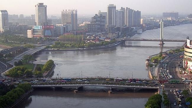 Decizie imposibilă. Fosta şi actuala iubită s-au aruncat în râu. Pe cine a salvat bărbatul