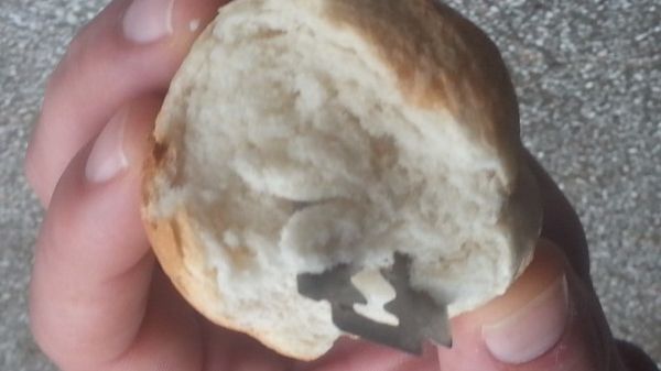 Incident teribil la Arad.O elevă de 9 ani a găsit în cornul primit de la şcoală o lamă de ras UPDATE