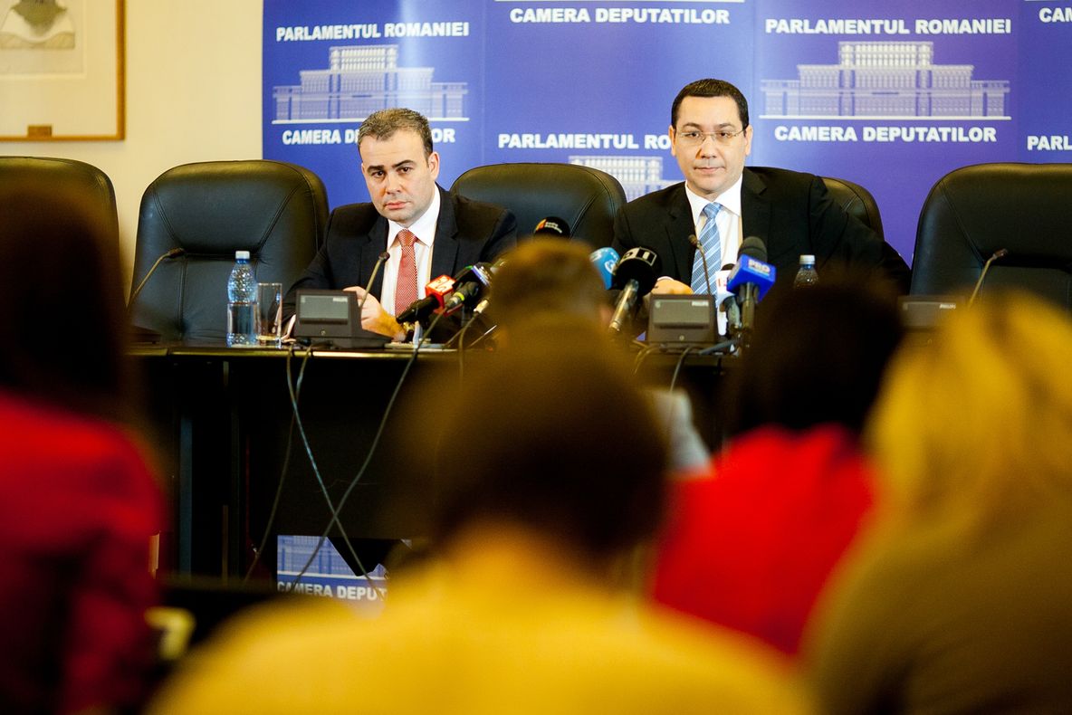 Victor Ponta anunţă că Darius Vâlcov a demisionat din funcţia de ministru al Finanţelor