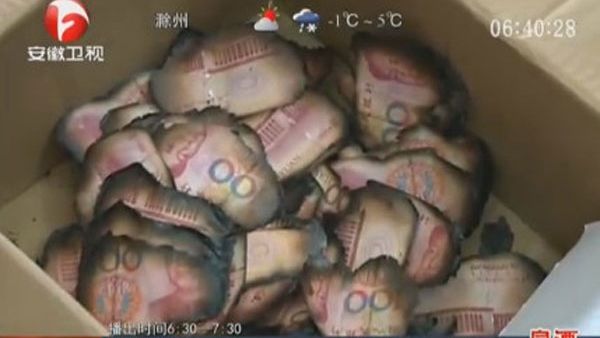 A ascuns o avere în casă, pentru că nu are încredere în bănci.I-a pierdut când a uitat ascunzătoarea