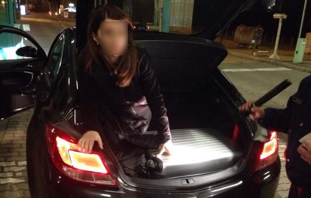 S-a gândit să își ascundă nevasta în portbagaj. Totul s-a terminat prost