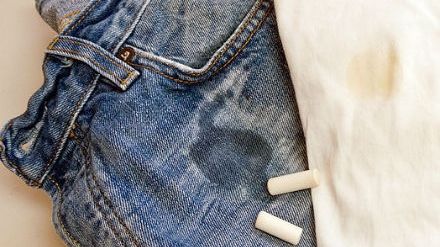 Cum să scoţi petele de grăsime de pe haine cu o bucată de cretă