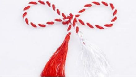  Puţini ştiu acest lucru: pe ce parte se poartă, de fapt, mărțișorul