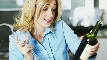 Cât timp rezistă vinul odată ce ai desfăcut sticla?