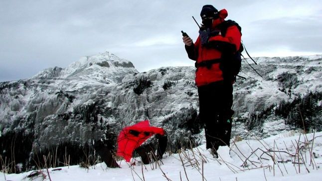 Trei turişti s-au chinuit 8 ore să urce Ceahlăul. O tânără din grup era încălţată cu cizme cu toc