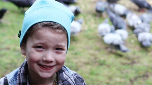 Impresionant. Fetiţa care primeşte cadouri de la ciori