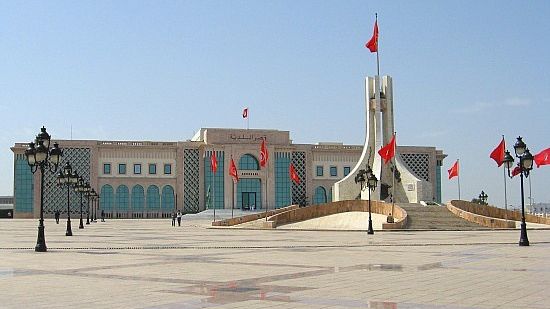 Atac şi luare de ostatici la parlamentul tunisian. 17 turişti au murit