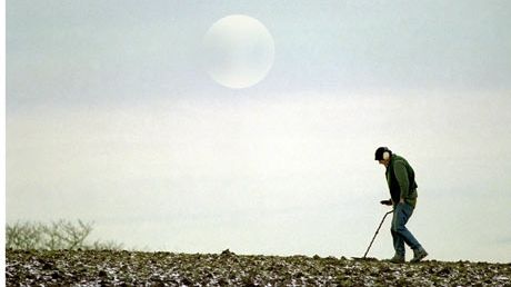 Dat afară din casă de soţie, un bărbat a făcut o descoperire şocantă şi s-a îmbogăţit