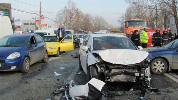Accident în lanţ la Constanţa. Un şofer beat şi vitezoman a lovit trei maşini şi a rănit o tânără