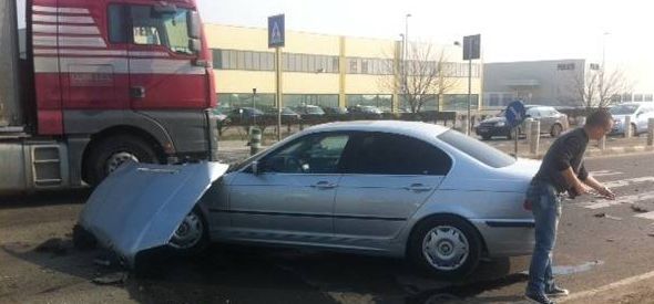 Accident grav la Timişoara: trei răniţi, după un impact extrem de violent
