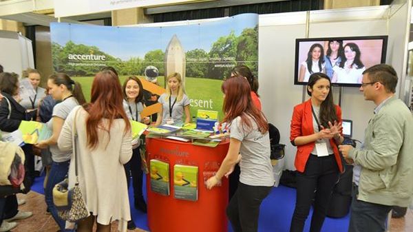 Angajatorii oferă peste 4.000 de joburi la târgurile de profil. Lista firmelor care fac angajări