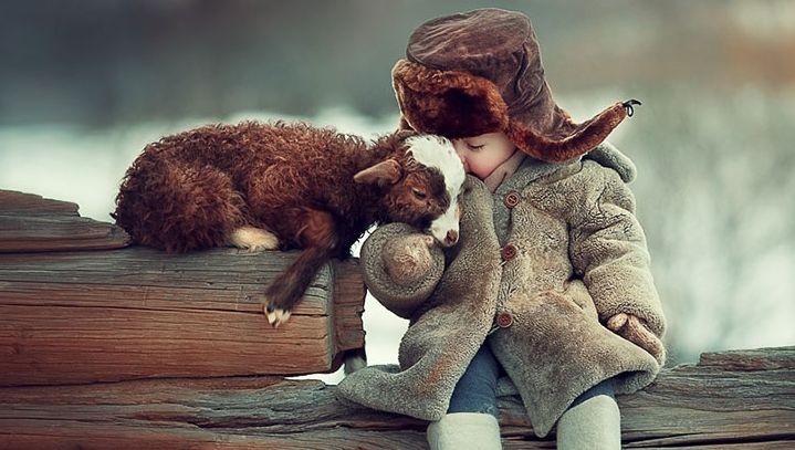 Copii şi animale. Fotografiile care îţi vor face ziua mai frumoasă