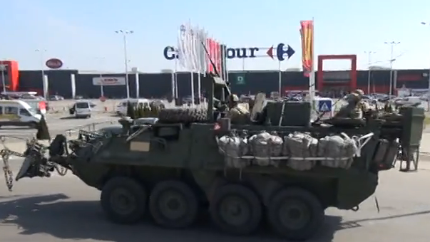 O Dacie Logan, proiectată sub un blindat din convoiul militar al SUA, în trecere prin Brăila 