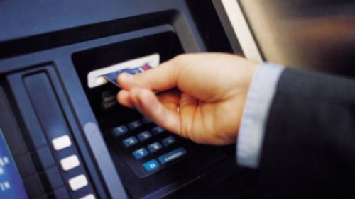 Patru bulgari, prinşi în centrul Capitalei, în timp ce montau dispozitive de skimming la bancomate