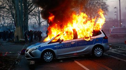 Ciocniri violente la Frankfurt între manifestanții anti-capitalism și poliția germană