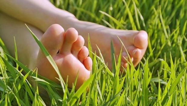 Împământarea. Beneficiile conectării desculţ cu pământul