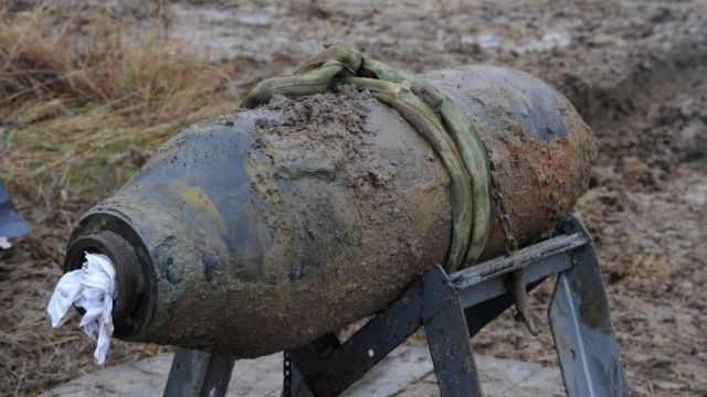 Bombă de aviaţie de 100 de kg, descoperită din întâmplare de muncitori în curtea unei firme din Iaşi