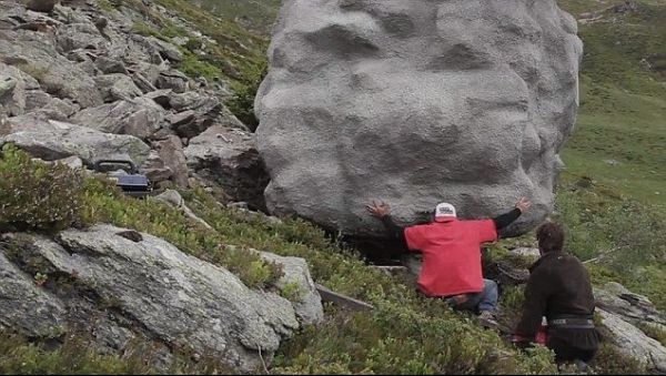 Dramă! Şapte turişti au murit după ce un bolovan a căzut de pe munte