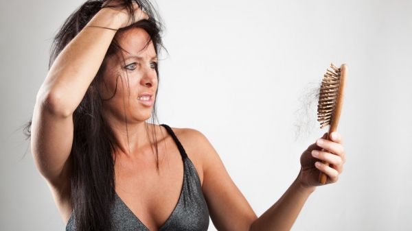 Cum opreşti căderea părului: şase metode sănătoase şi ieftine